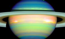 De qué color es Saturno