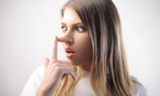 Cómo saber si una persona miente (10 Tips)