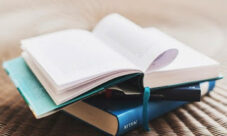 Imágenes de libros abiertos en blanco