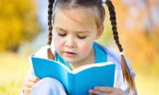 Imágenes de niños leyendo libros