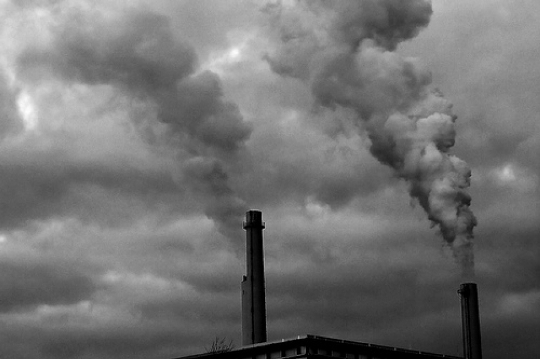 ¿Cómo se produce la contaminación del aire?