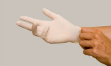 Guantes de plástico