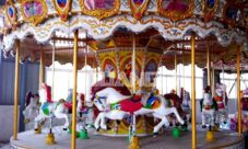 ¿Cómo actúa la fuerza centrífuga en un carrusel?