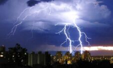 Relación entre relámpagos y la corriente eléctrica