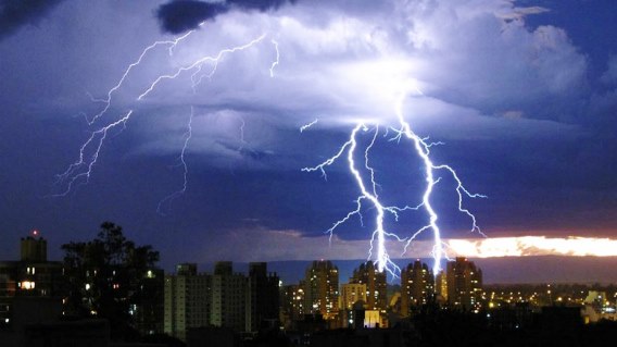 Relación entre relámpagos y la corriente eléctrica